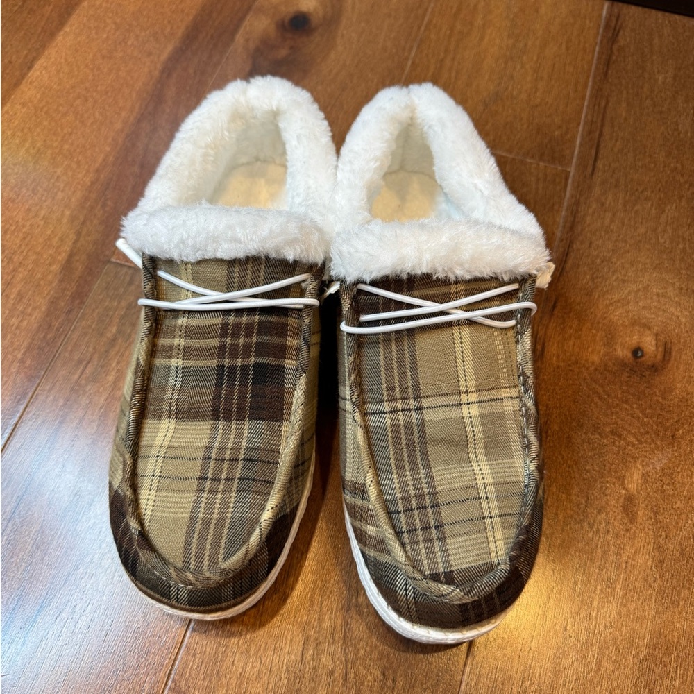 NWOT Plaid Faux Fur Lined Moccasin Slippers